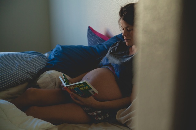 Embarazada leyendo